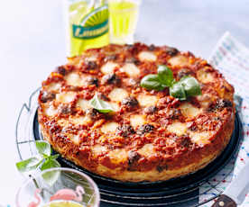 Spaghetti-Pizza mit Hackbällchen und Mozzarella