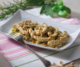 Straccetti di pollo con erbe e pinoli