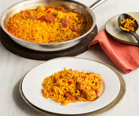 Fideuá con carne en sartén