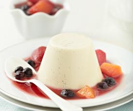 Panna Cotta mit Früchten im Gewürzsud