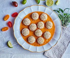 Polpette di salmone con crema di ceci e pomodorini