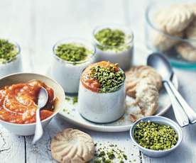 Crèmes lait d'amande-pistache, compotée d'abricots et sablés