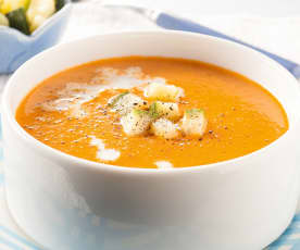 Zuppa di peperoni rossi e zucchine