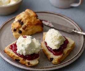 Scones med chokoladestykker og hindbærmarmelade