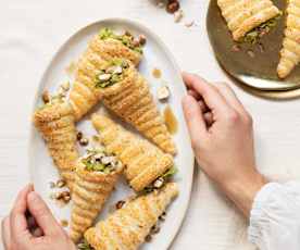 Cornets à la mousse de parmesan et fondue de poireaux