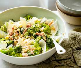 Salade de brocoli aux lardons, pommes et amandes