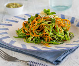 "Σπαγγέτι" λαχανικών με πέστο από σπανάκι και δυόσμο