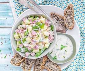 Salade de pomme de terre, pois gourmands, jambon et oignon rouge