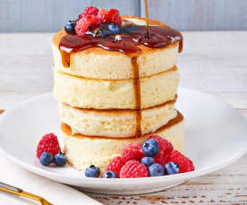 Souffle pancakes with berries