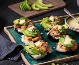 Sushi-Cups mit Wasabi-Majo aus ganzen Eiern