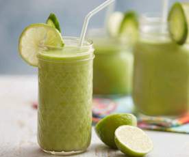 Smoothie de piña, aguacate, espinacas, pepino, hinojo y jengibre con agua de coco