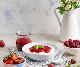 Ryż na mleku z sosem truskawkowym