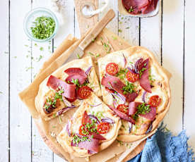 Flammkuchen mit Ziegenkäse und Pastrami