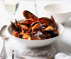 Mejillones al vino blanco con salsa de tomate
