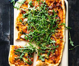 Pizza veggie aux tomates, artichauts, mozzarella et roquette