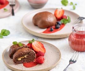 Czekoladowe pampuchy z białą czekoladą i sosem truskawkowym