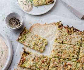 Schiacciata di zucchine con salsa allo yogurt
