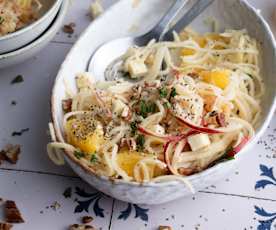 Spaghetti di mele in insalata con dressing agrumato