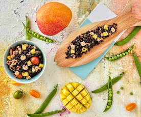 Insalata di riso nero con gamberi, pomodorini e mango