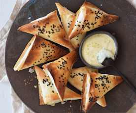 Empanaditas de masa filo con salmón y salsa de rábanos