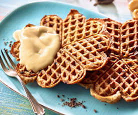 Dinkel-Schoko-Waffeln mit Karamellsauce