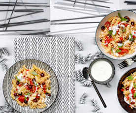 Fusilli-Salat mit Mozzarella-Sauce