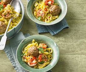 Tagliatelle aglio e olio mit Hackbällchen und Garnelen