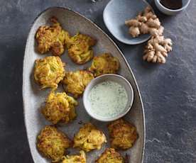 Bhajis de cebola com molho de coentros picante