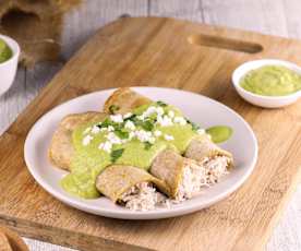 Crepas de pollo en salsa de chile poblano