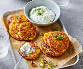 Kichererbsen-Kürbis-Puffer mit Feta und Quarkdip