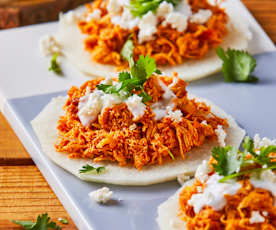 Tostadas de jícama con tinga de pollo