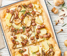 Pizza mit Kartoffeln, Pilzen und Bratwurst