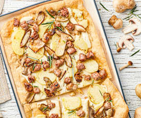 Pizza mit Kartoffeln, Pilzen und Bratwurst