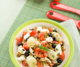 Ensalada de lentejas con mozzarella, alcachofa y tomate