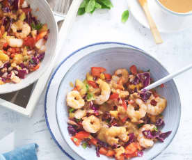 Ensalada estilo tailandés con salsa de cacahuetes