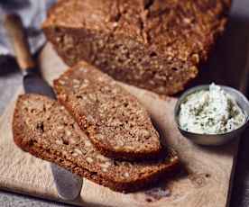 Weizen-Roggen-Brot aus dem Römertopf