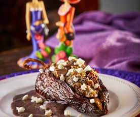 Chiles anchos rellenos en salsa de frijol