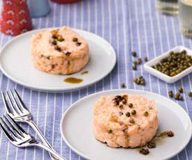 Tartare di baccalà e salmone con salsa di soia ai tre pepi