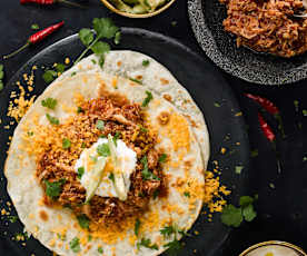 Trhané kuřecí maso v tortille s avokádem a čedarem