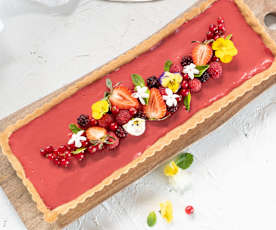 Tarta de chocolate blanco con frambuesa y frutos rojos