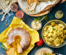 Picknick: Kartoffelsalat, Dinkelbrot, Rucola-Tomaten-Dip, Zitronengugelhopf