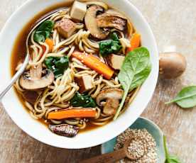 Zuppa di noodles con tofu affumicato, spinaci e champignon