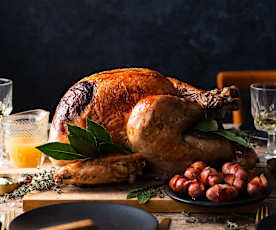 Peru assado com recheio cremoso de bacon, limão e ervas