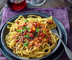 Rotweinpasta mit Knusperbröseln