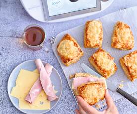 Scones salés en sandwichs chauds au jambon et fromage