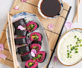 Różowe sushi z warzywami i sosem awokado-wasabi