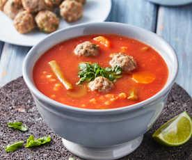 Sopa de verduras y albóndigas