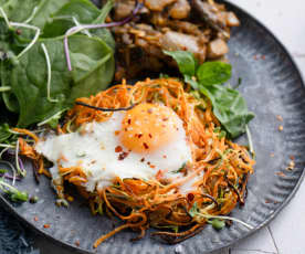 Huevos al horno sobre espirales de verduras