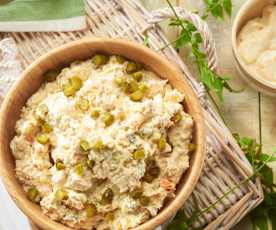 Ensaladilla de atún, encurtidos y mayonesa