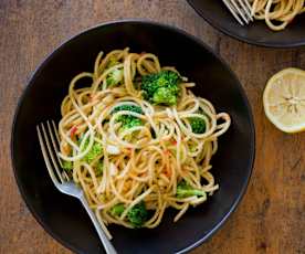 Broccoli, chilli and pine nut spaghetti